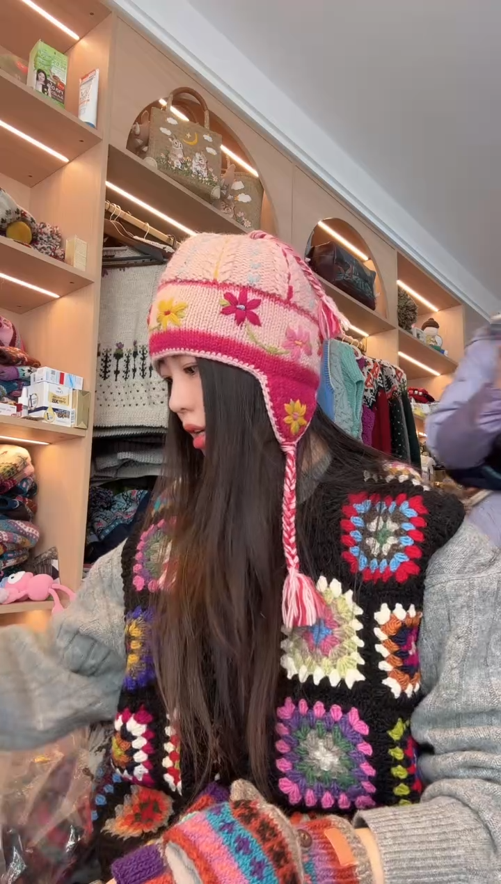 羊毛粉色刺绣护耳帽