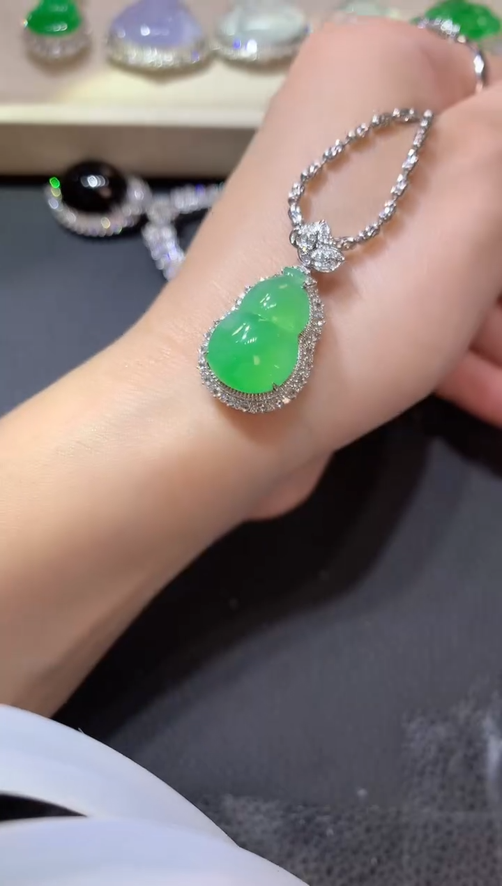 【闪购商品】翡翠吊坠(不含链)18K金镶嵌C53