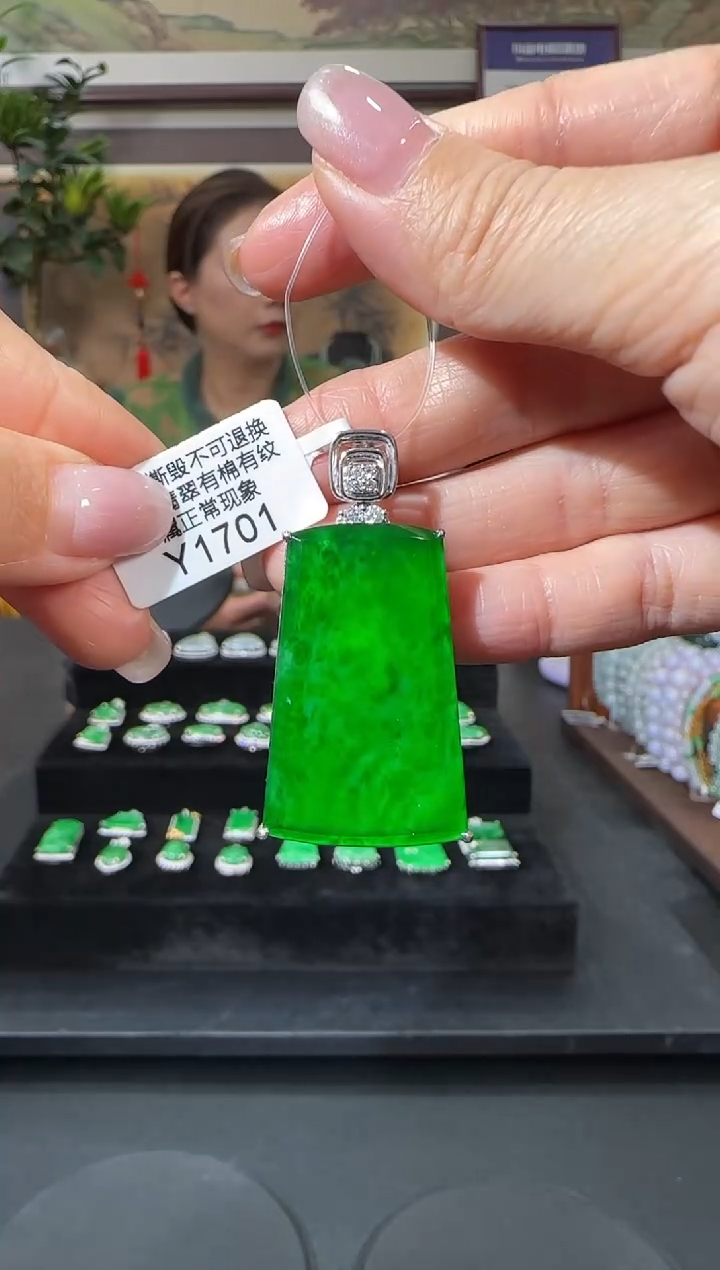 颈饰18K金镶嵌翡翠Y1701无事牌