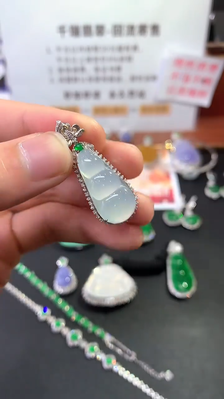 【闪购商品】翡翠吊坠(不含链)18K金镶嵌豆子回流不退不换|4980+0