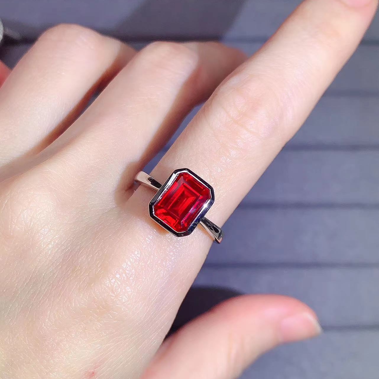 培育明亮鸽血红宝石戒指