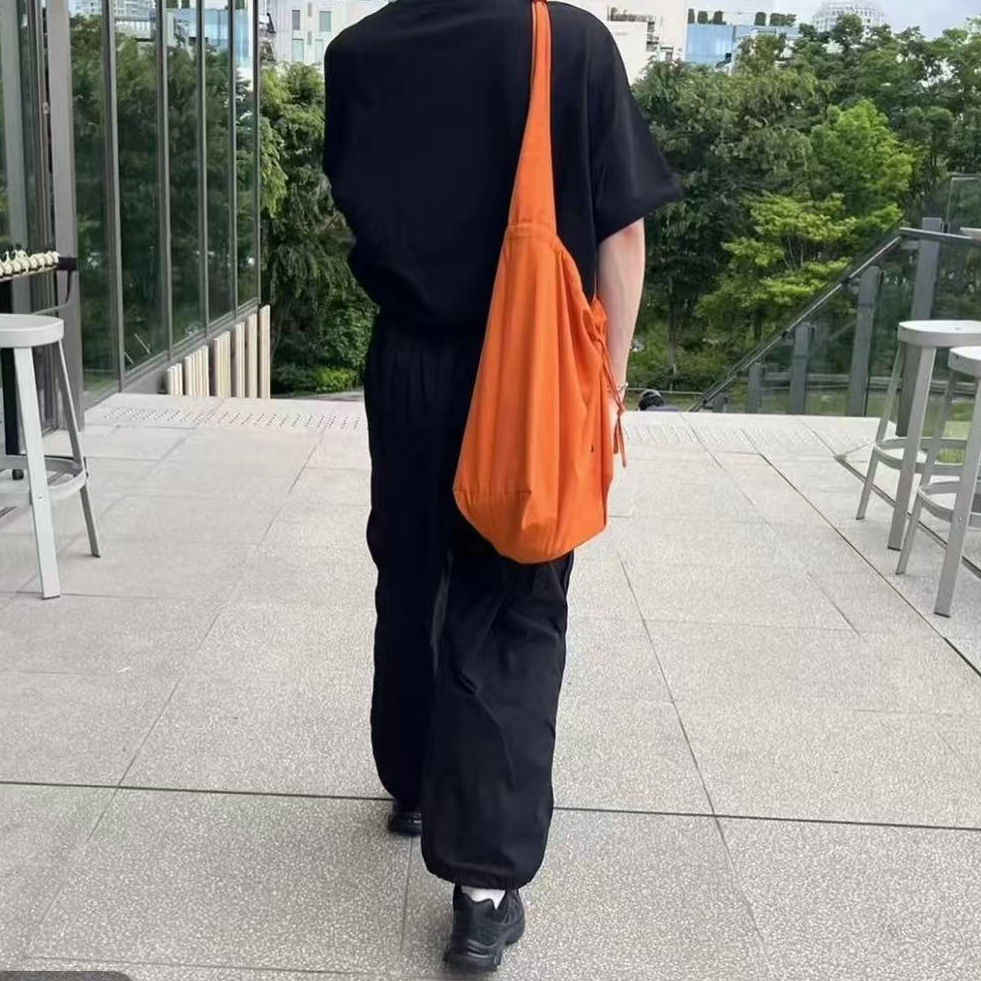 黑色轻量化22L双肩包