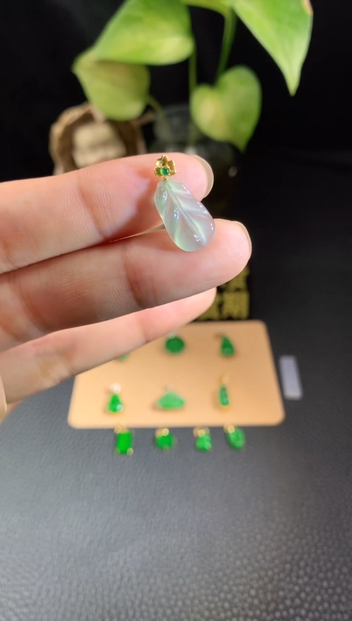 颈饰18K金镶嵌翡翠源头工厂天然翡翠A货，福利价