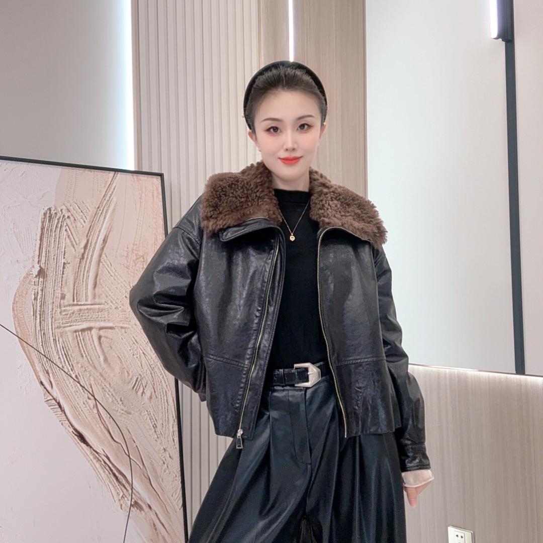 2025年新款米莲娜女装绵羊皮羽绒鹅绒服羊毛一体冬季外套67028
