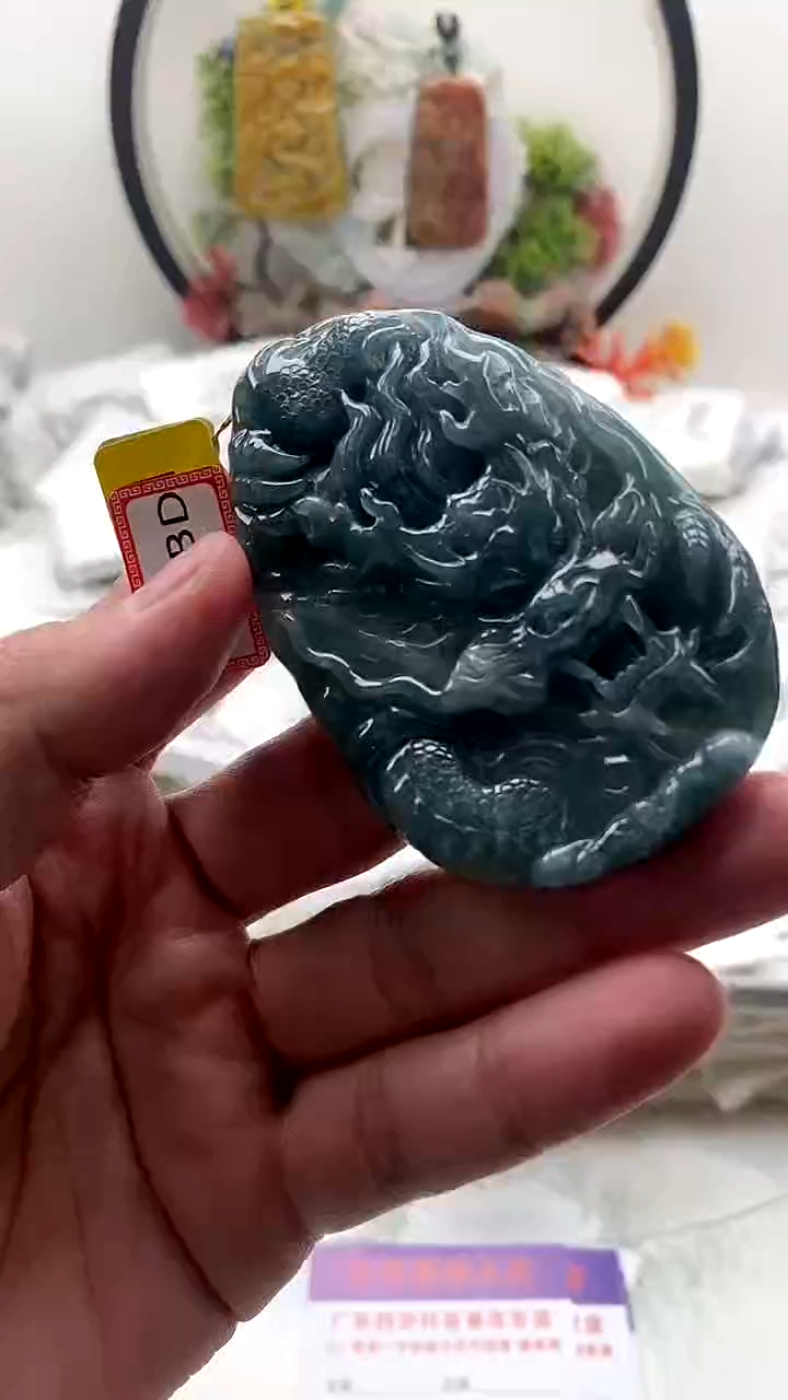 颈饰未镶嵌翡翠龙牌
