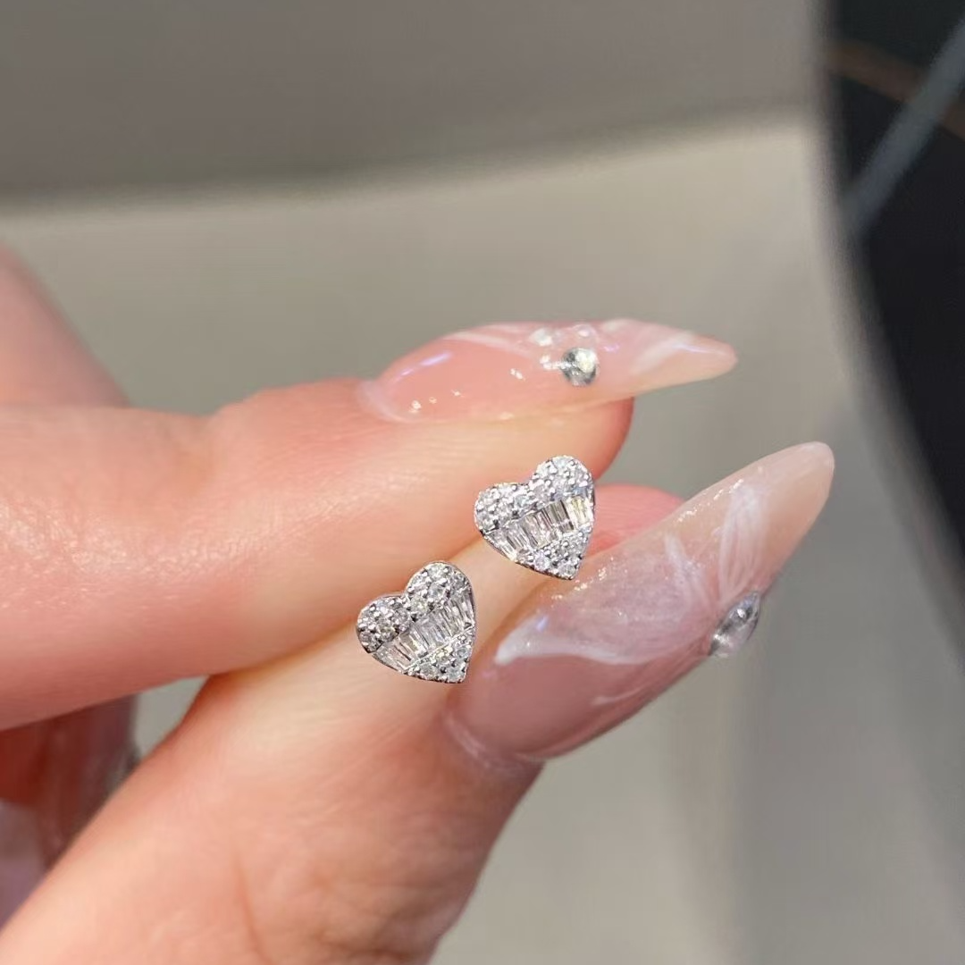 18k金镶嵌天然钻石18分小爱心耳钉一对TG