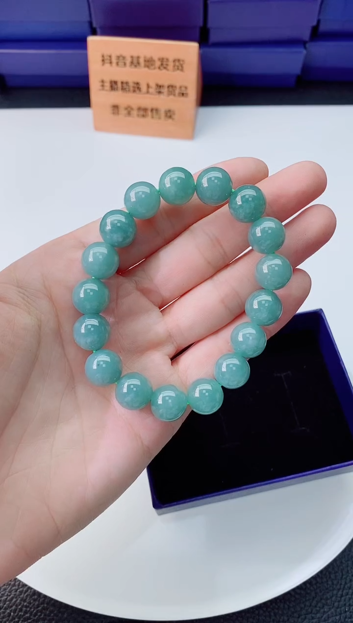 翡翠未镶嵌颈饰  `