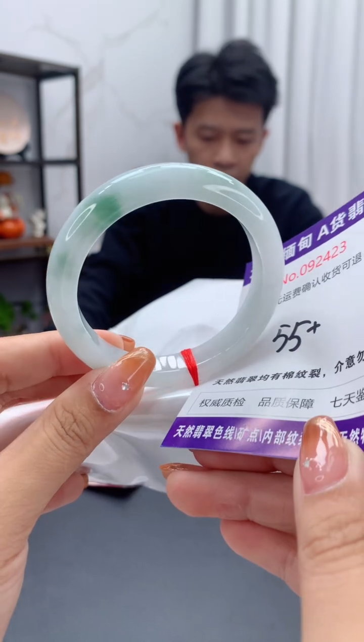 未镶嵌手镯翡翠有纹，完美者勿拍