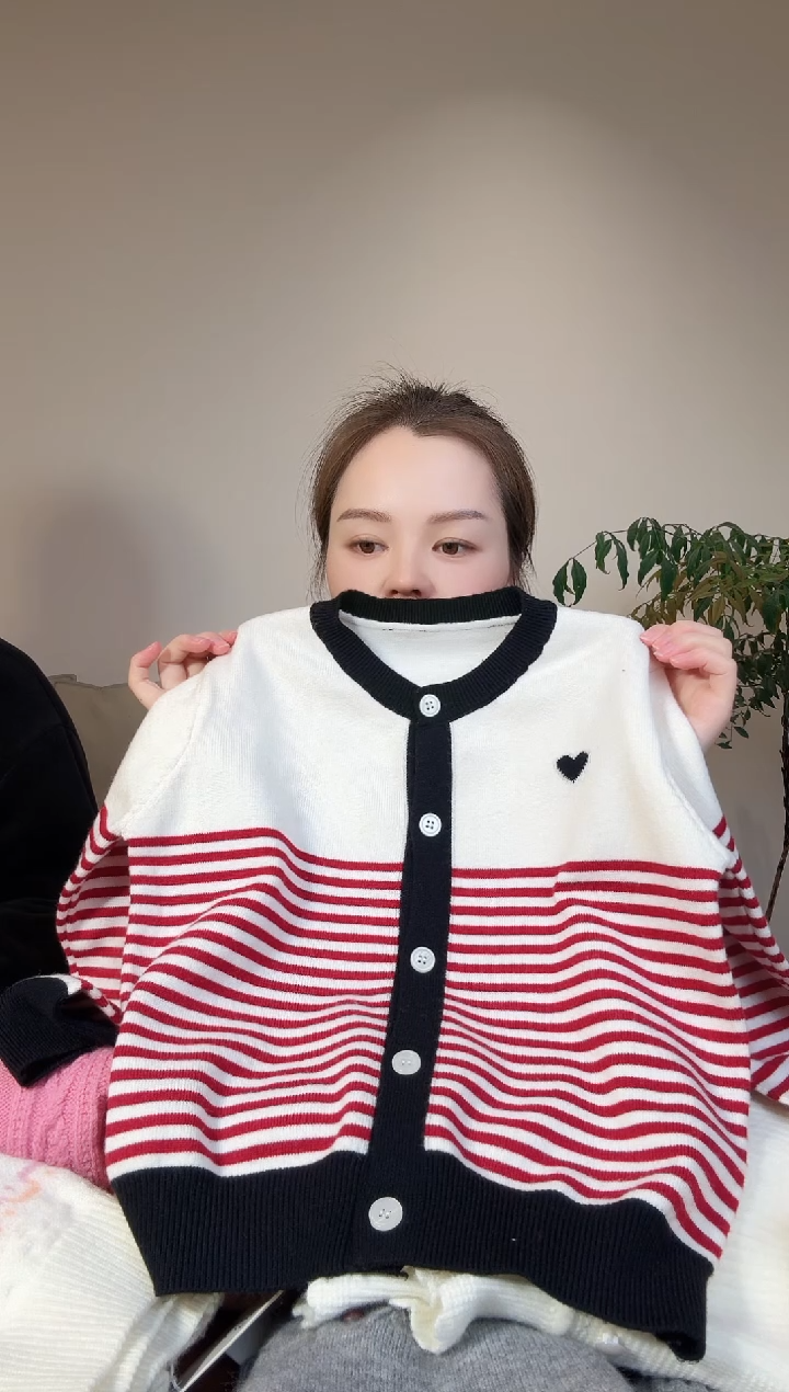 ?****赚红白夹条开衫130 一件