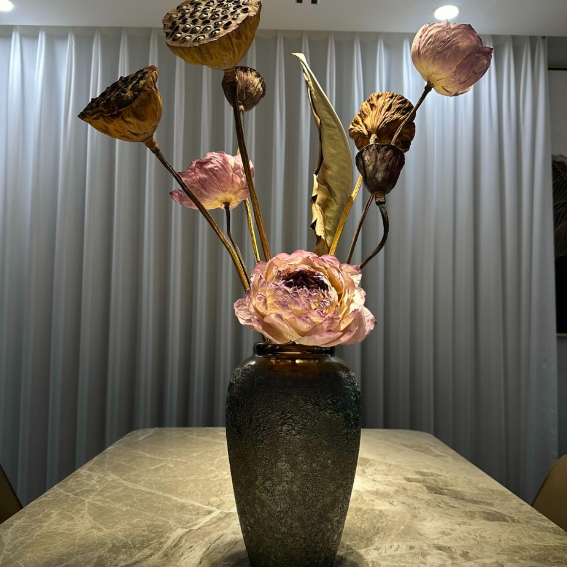  花中圆    干荷花干莲蓬，禅意花材。