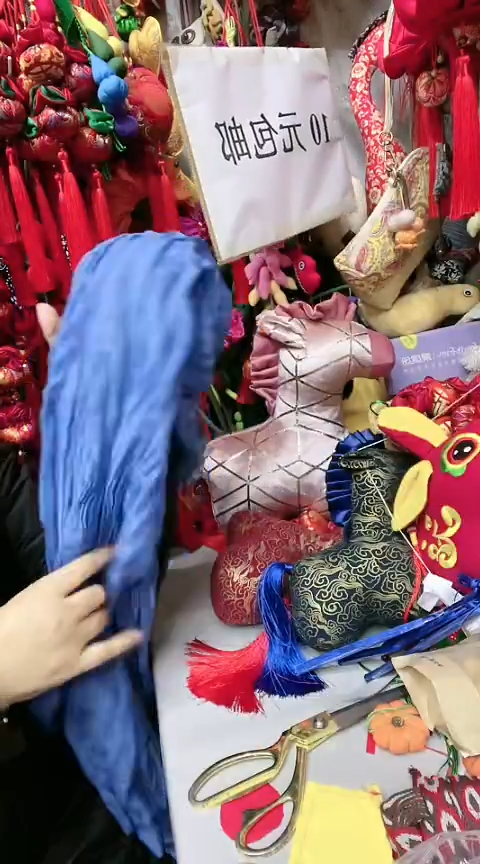 棉湖蓝色丝巾一块