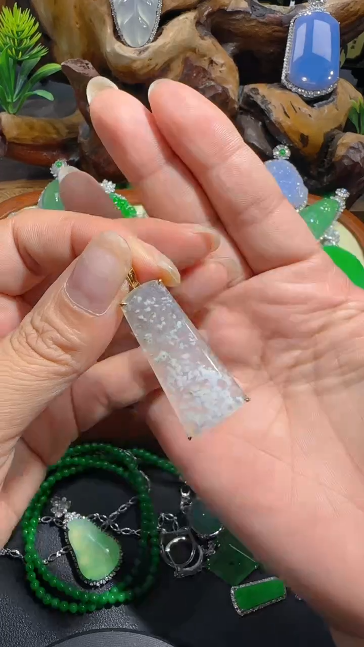 【闪购商品】翡翠吊坠(不含链)18K金镶嵌吊坠