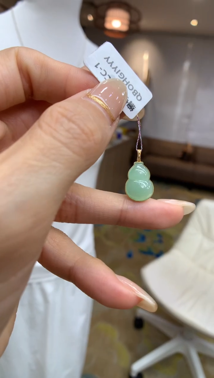 翡翠18K金镶嵌颈饰葫芦