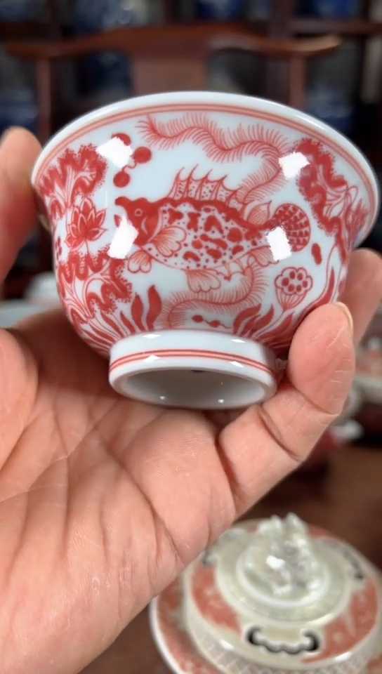 柴窑釉里红鱼藻压手杯杯