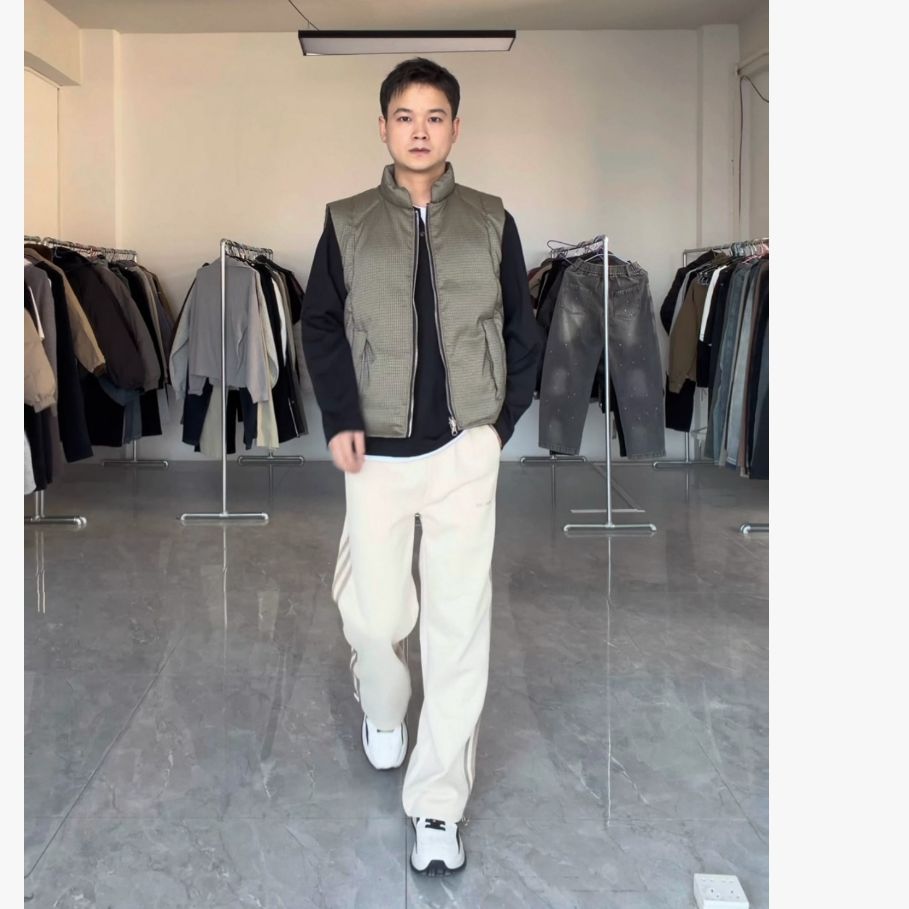 方向的向 假两件打底衫+侧边条纹直筒卫裤+双面穿羽绒马甲男套装