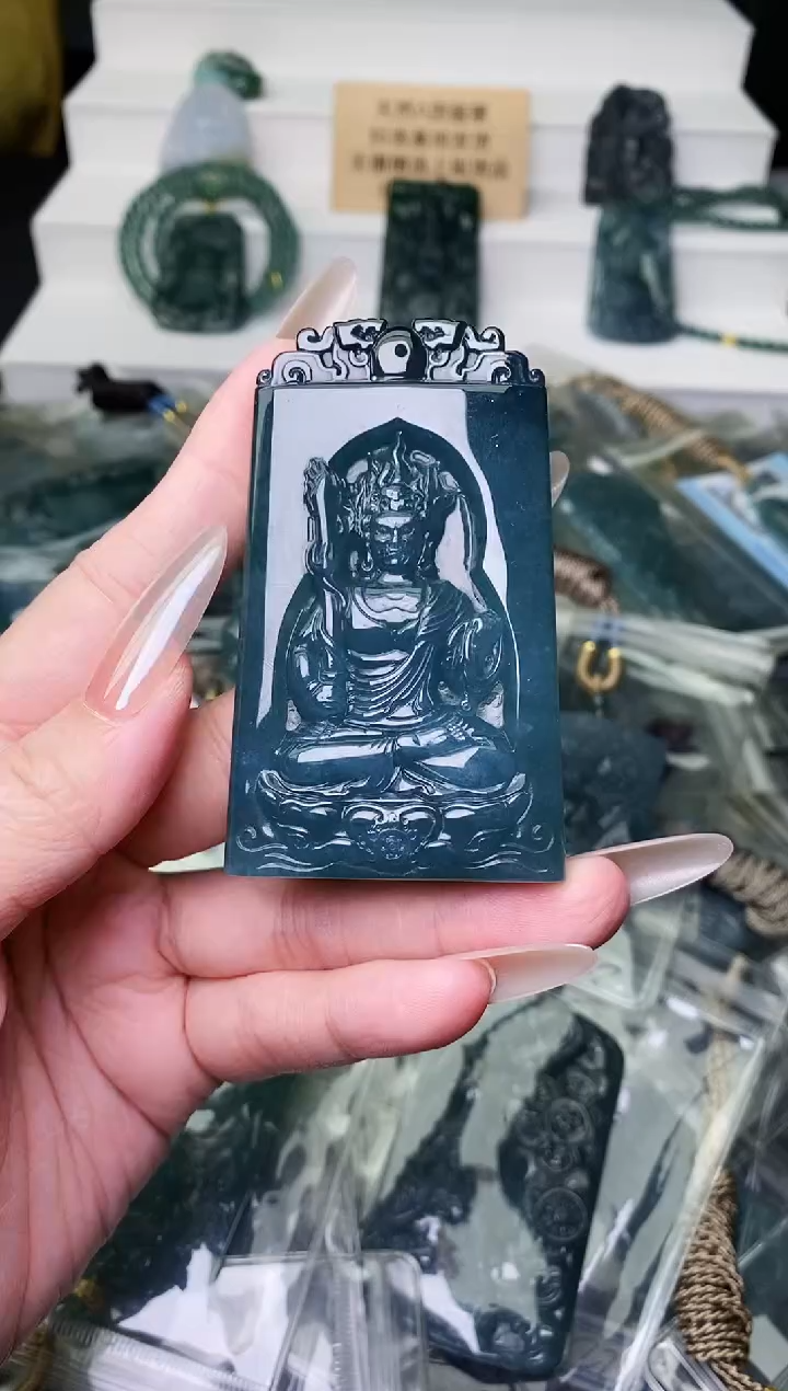 颈饰未镶嵌翡翠 