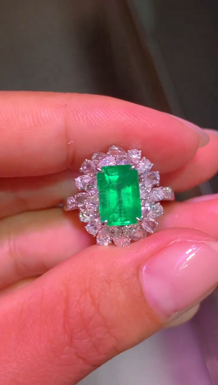18K金镶嵌戒指祖母绿2.12CT