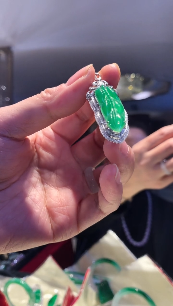 【闪购商品】翡翠吊坠(不含链)18K金镶嵌叶子