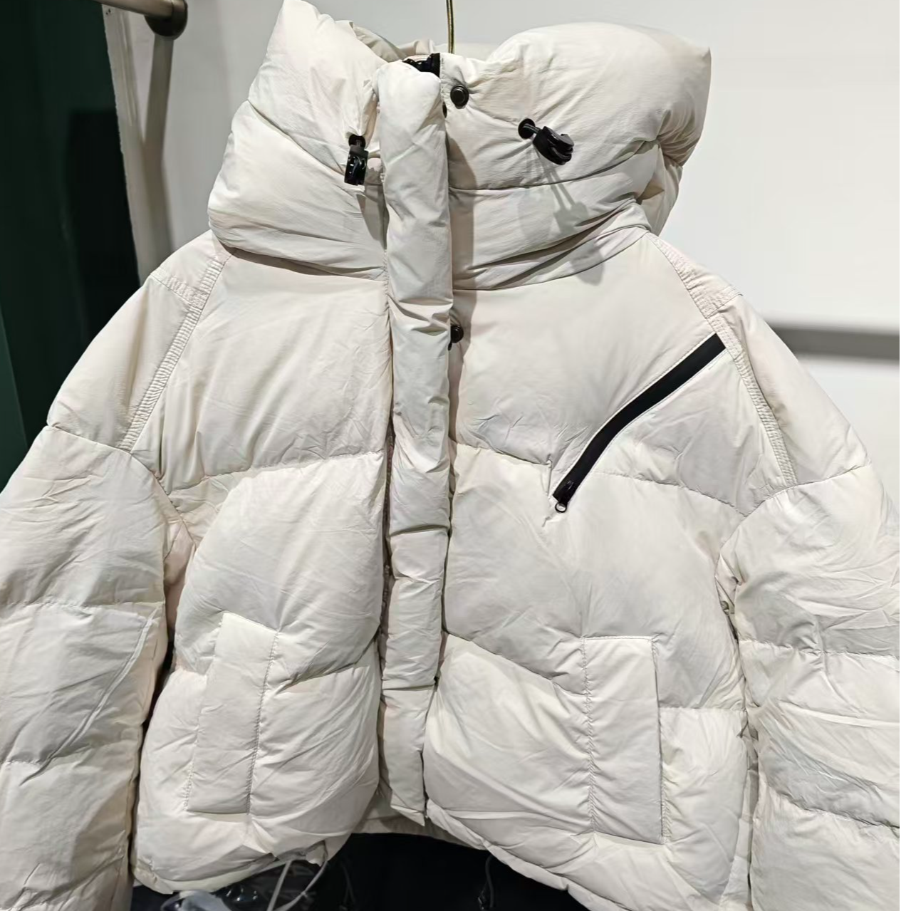 【设计师】女士纯色短款连帽带抽绳羽绒服