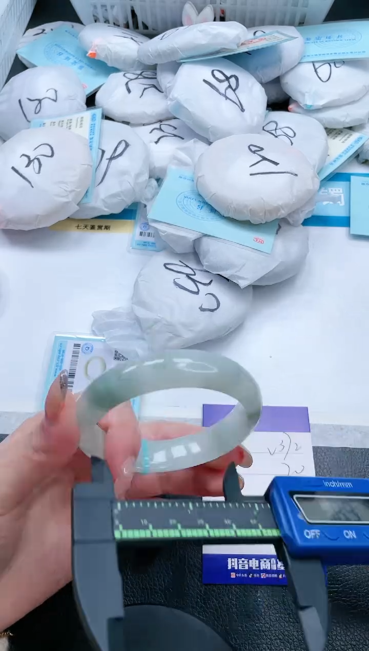 【闪购商品】石英质玉手镯未镶嵌16V372-59