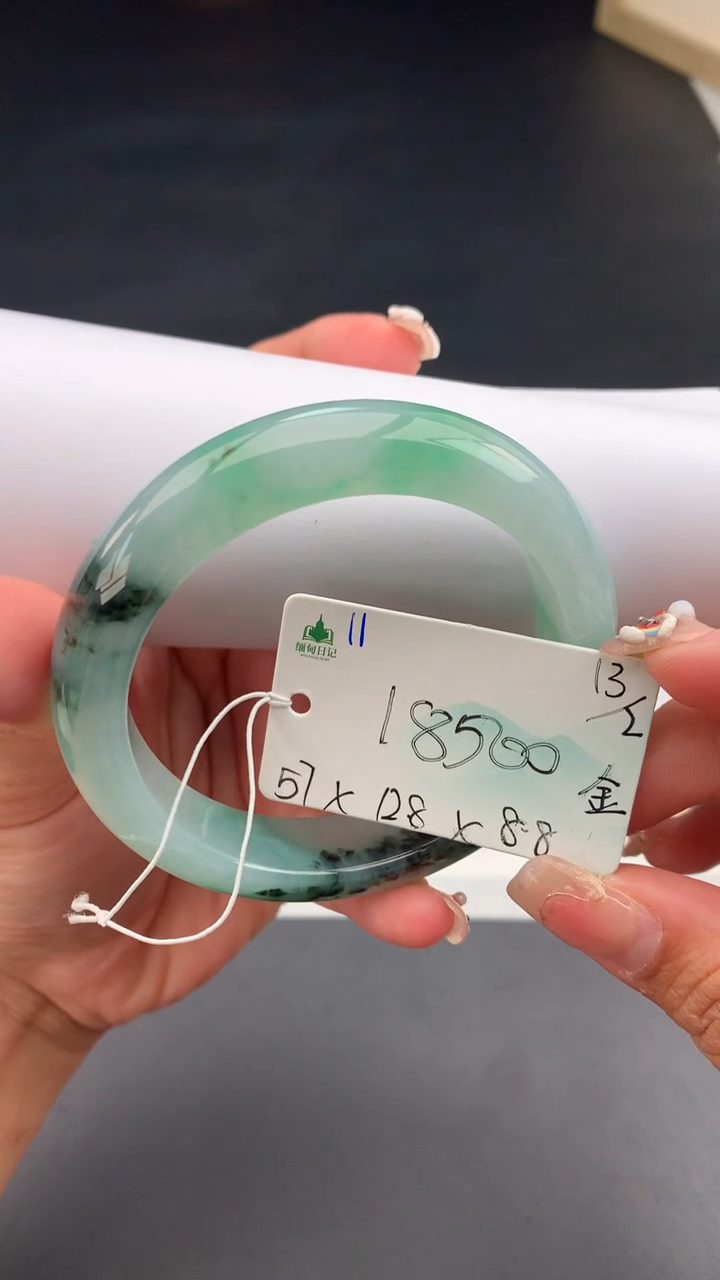 【闪购商品】翡翠手镯未镶嵌 #情人节#送礼，下单联系客服核对地址~