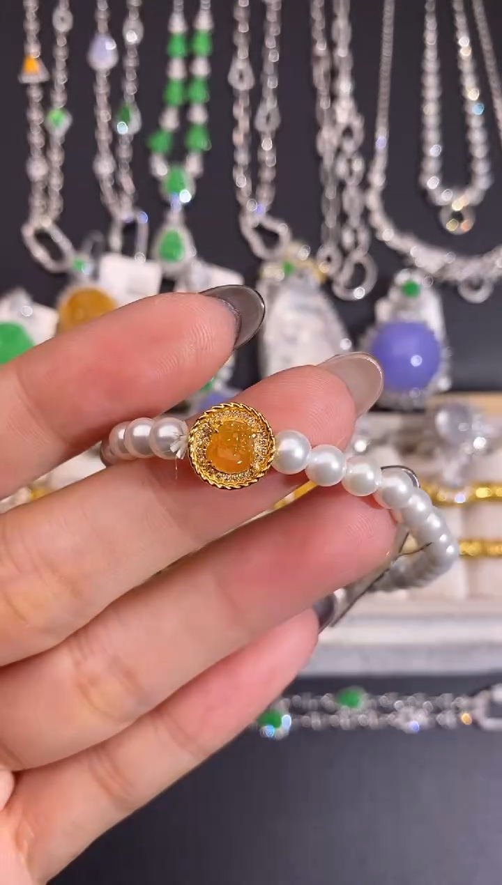 颈饰18K金镶嵌翡翠吊坠