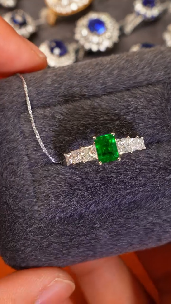 【闪购商品】祖母绿戒指18K金镶嵌0.73克拉