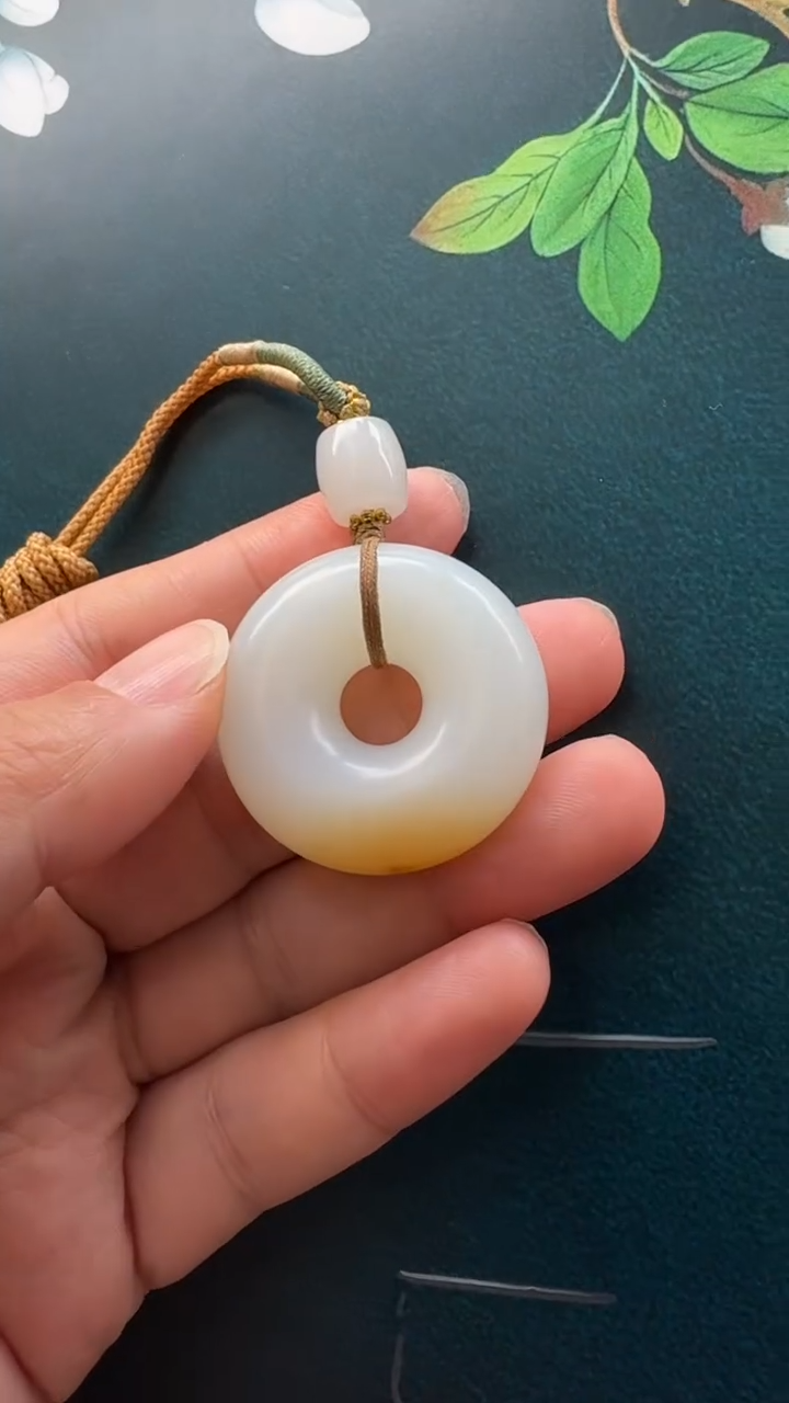 颈饰未镶嵌和田玉吊坠