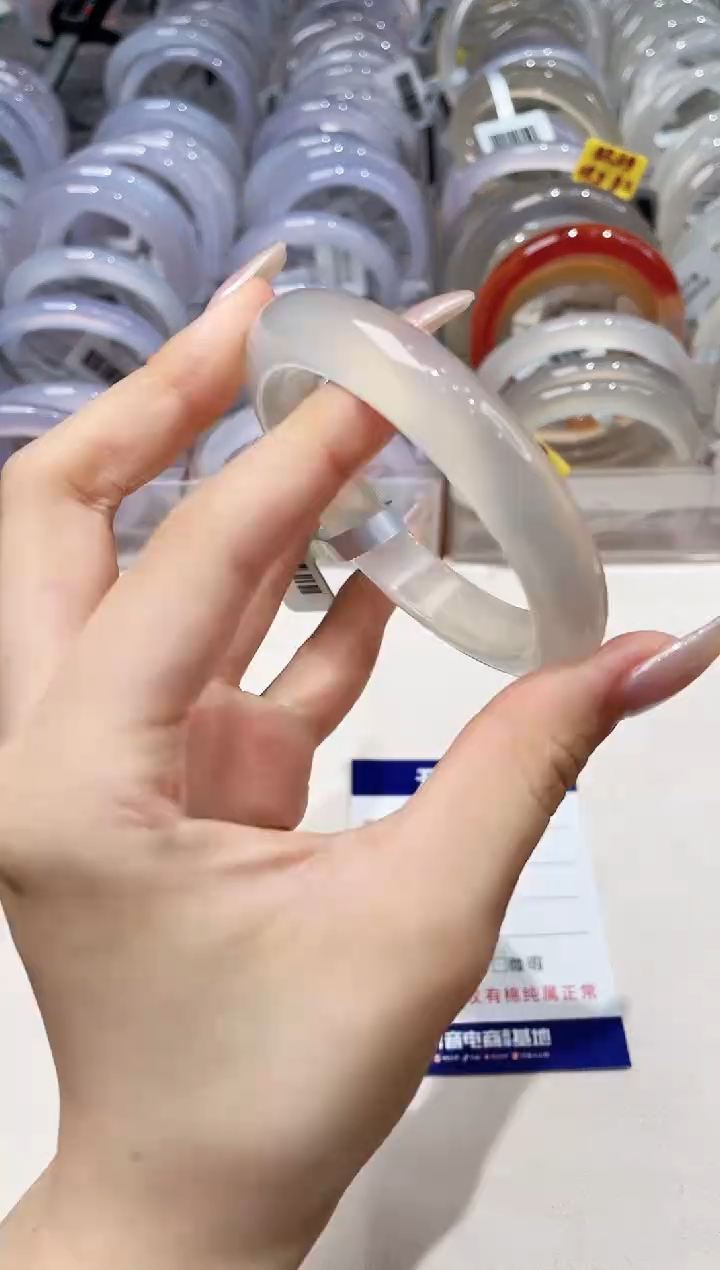 玛瑙/玉髓手镯未镶嵌18