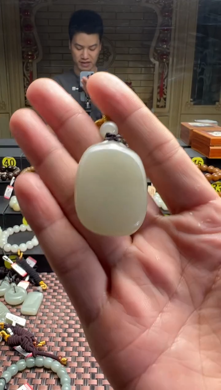 【闪购商品】和田玉吊坠(赠链)未镶嵌且末料青白玉随形吊坠