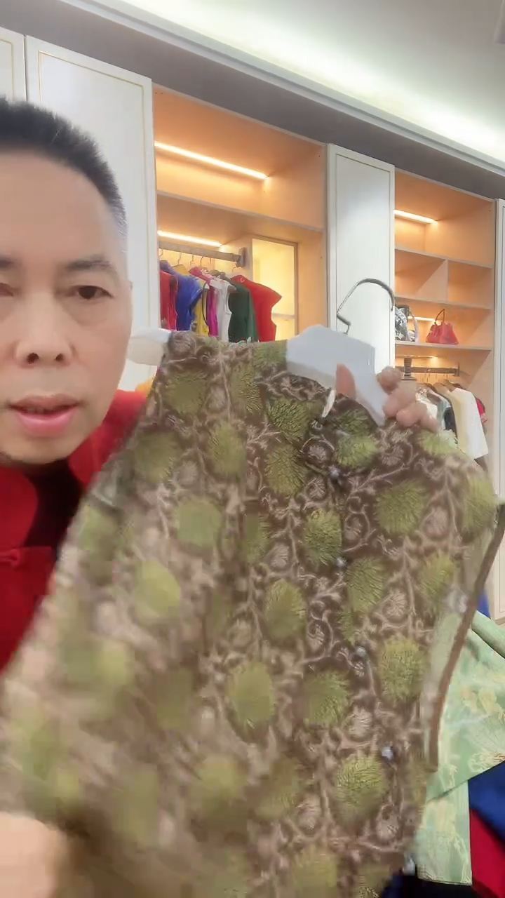 夏天绿色花纹背心上衣穿到110斤