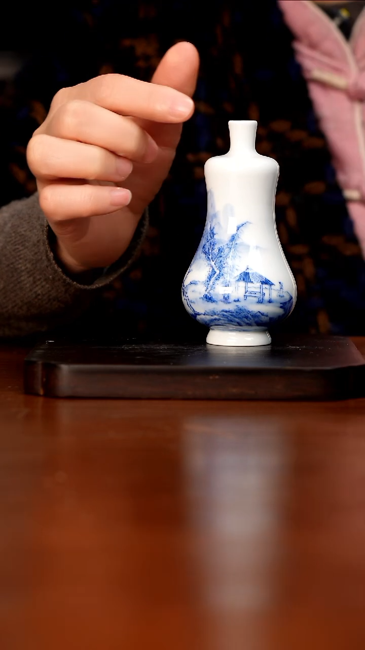 陶瓷手绘青花瓶子