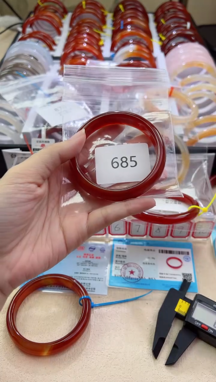 玛瑙/玉髓手镯未镶嵌56圈口*685