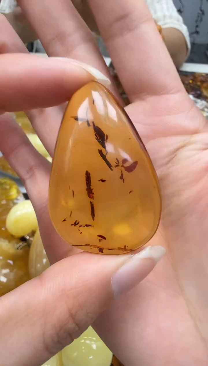 未镶嵌琥珀裸石如图