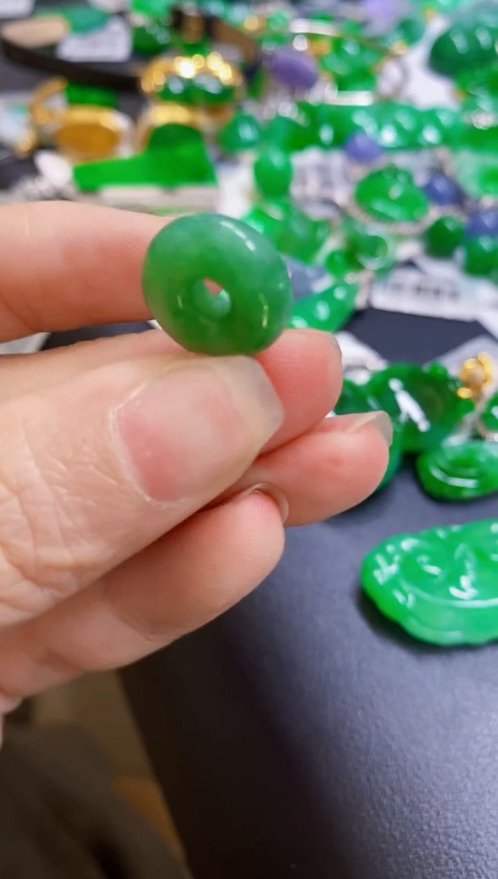 颈饰18K金镶嵌翡翠吊坠