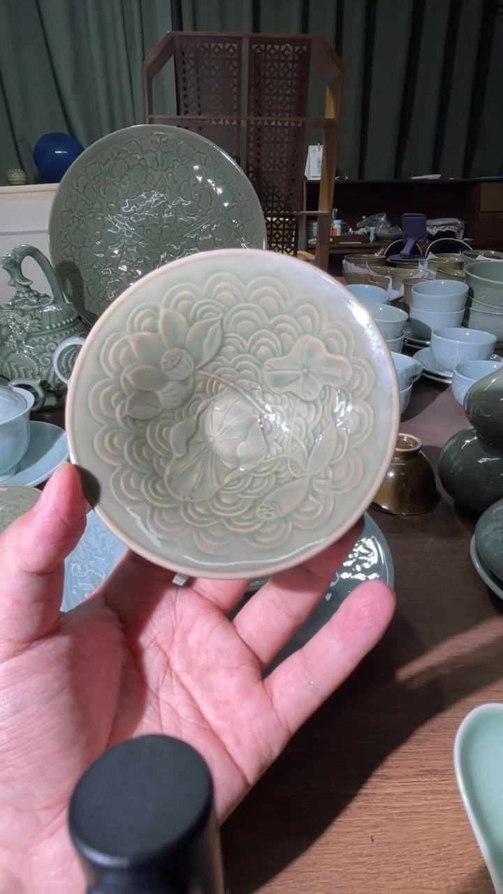 微瑕浮雕荷花斗笠1只