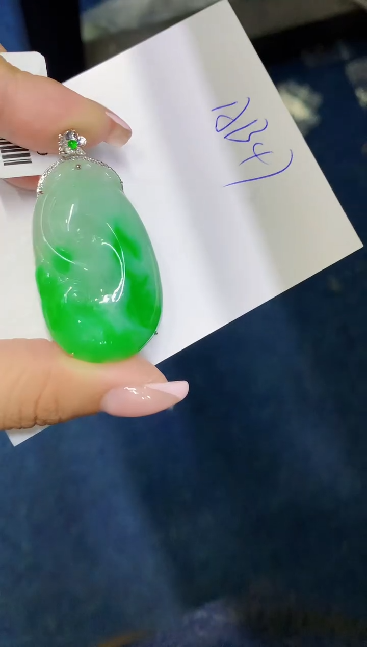 翡翠18K金镶嵌颈饰缅甸天然翡翠A货