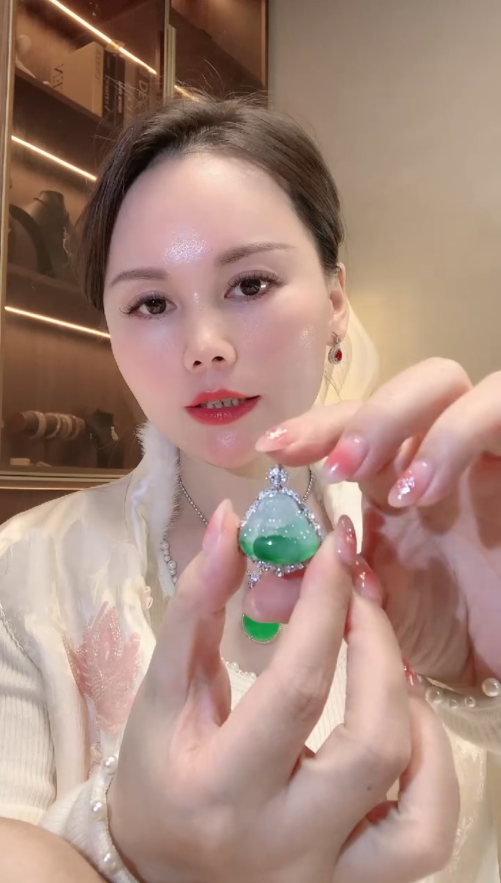 【闪购商品】翡翠吊坠(不含链)18K金镶嵌F74 