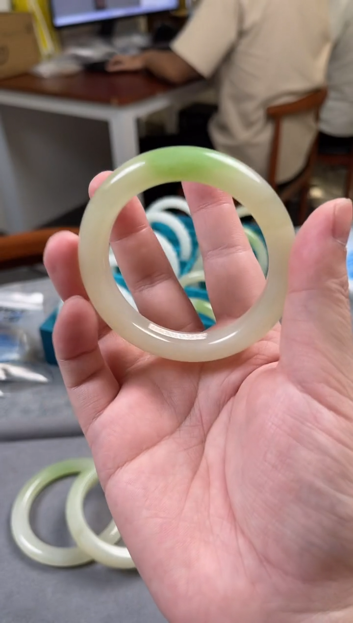 和田玉手镯未镶嵌一个 圈口：54-56mm