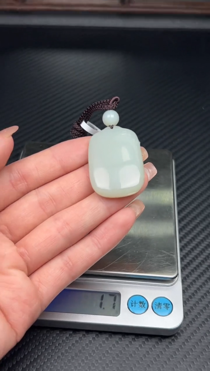 吊坠(赠链)未镶嵌和田玉且末微色差近矿吊坠