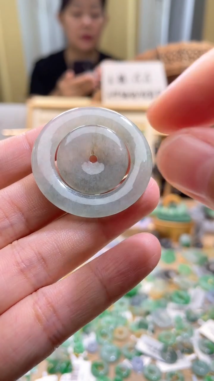 翡翠未镶嵌颈饰平安扣