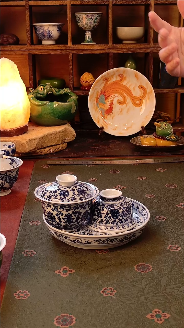 【手工手绘缠枝莲盖碗+壶承+压手杯】