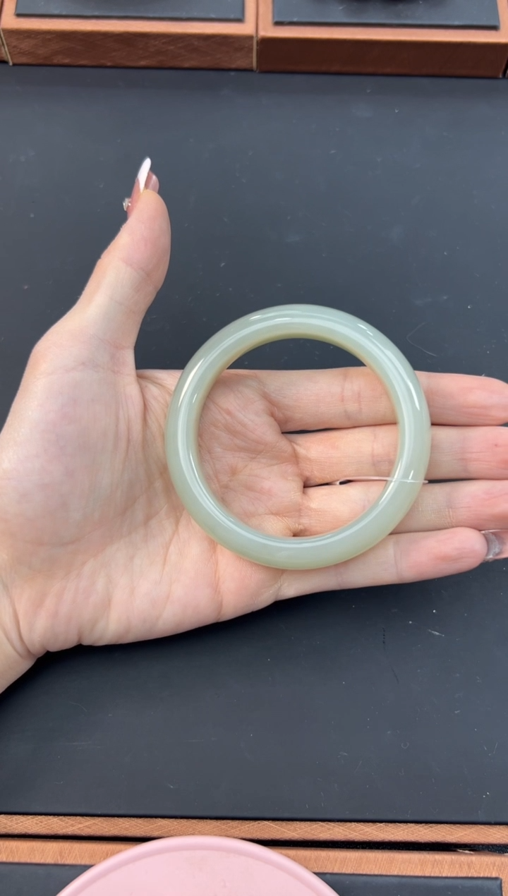 【闪购商品】和田玉手镯未镶嵌且末微色差近矿56手镯