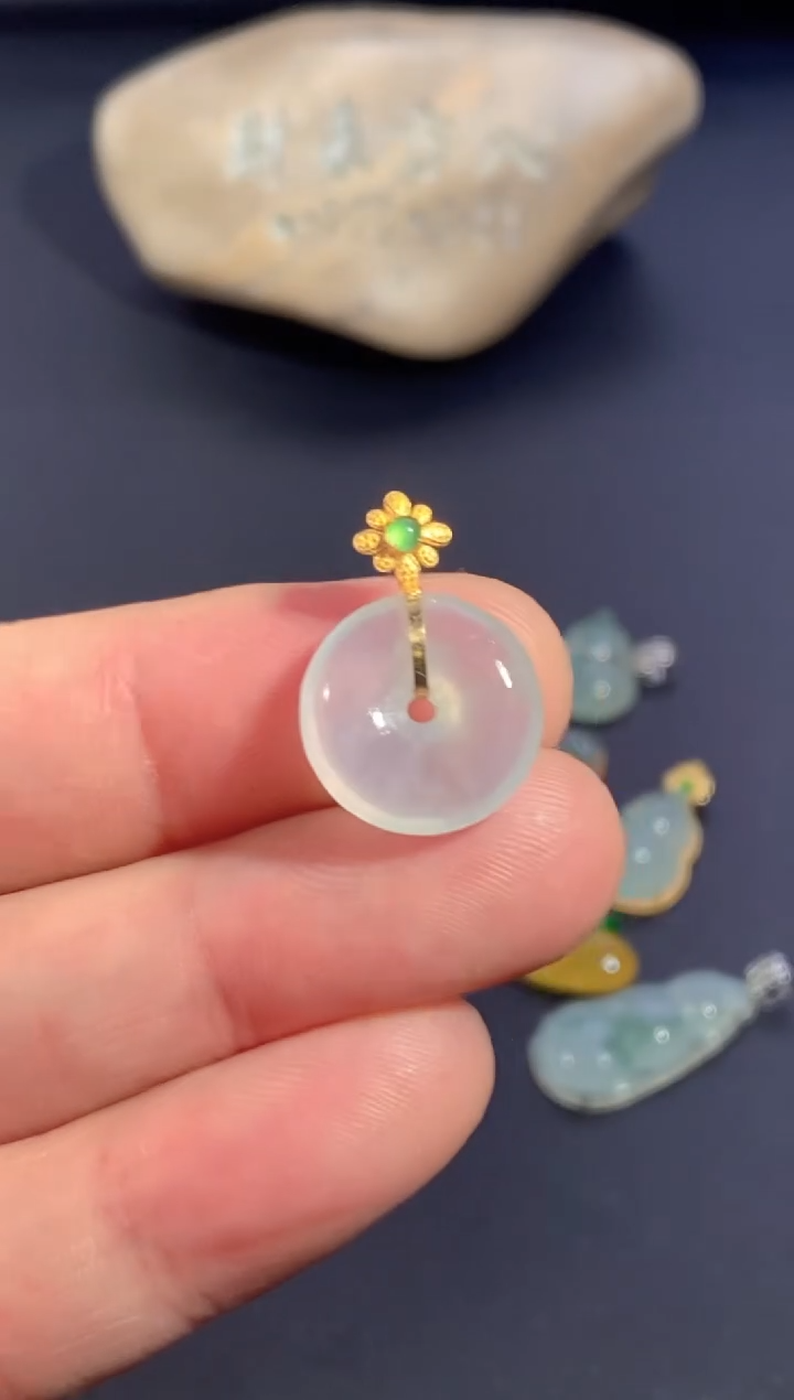 颈饰18K金镶嵌翡翠        