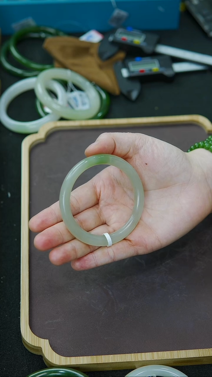 未镶嵌手镯和田玉53-54圈口冰底一口浓翠