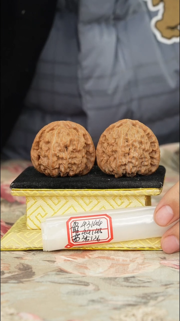 【闪购商品】文玩核桃把件白狮子