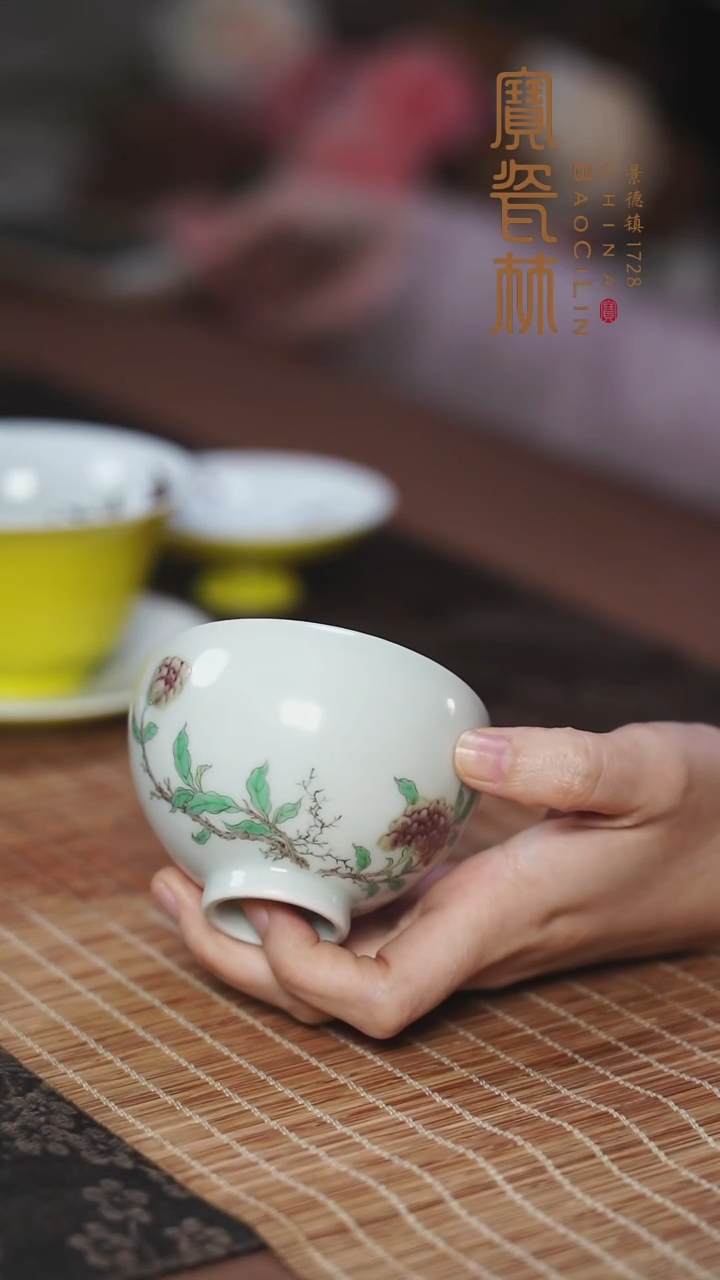 两*五彩花卉罗汉杯