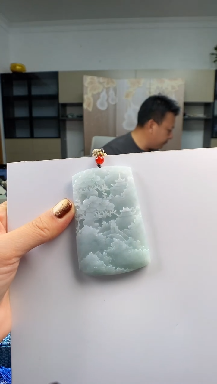 颈饰未镶嵌翡翠   多样性发其一