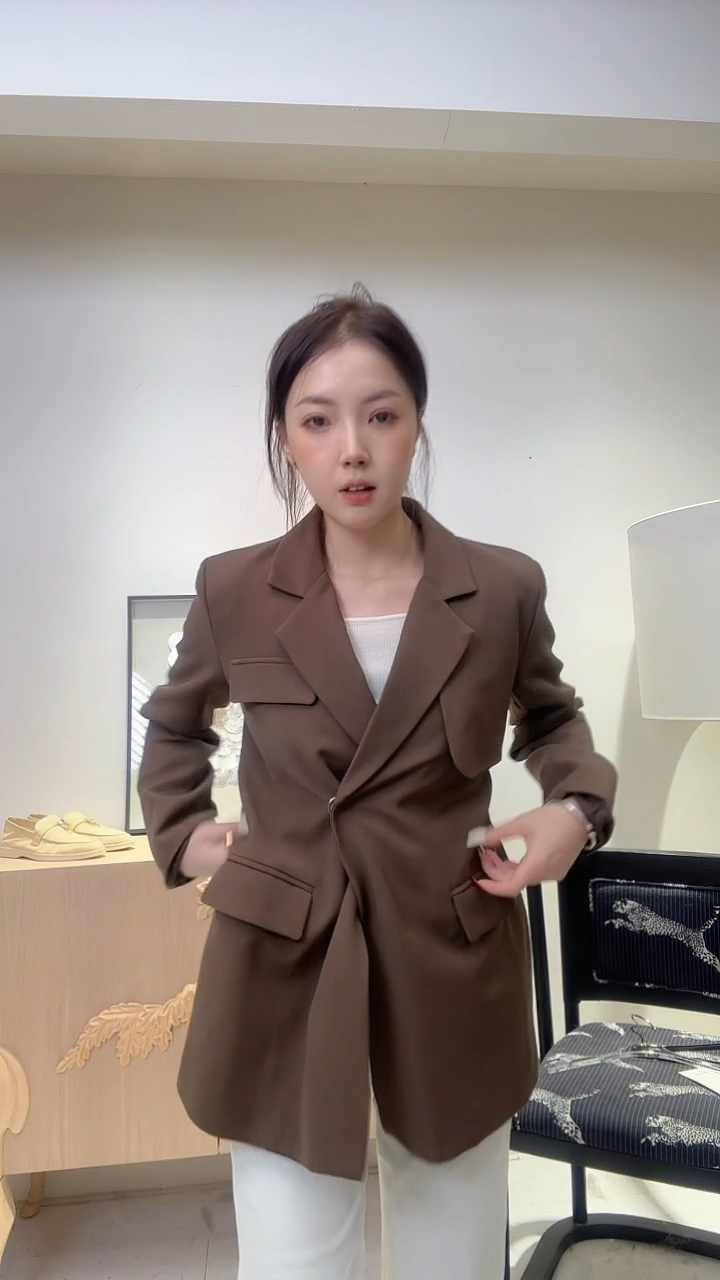 设计感咖色经典外套