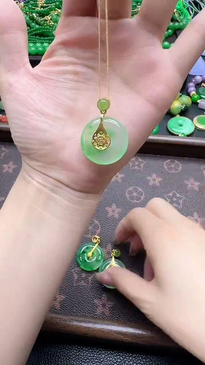 翡翠未镶嵌颈饰飘花平安扣